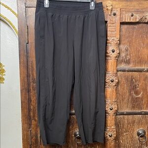 Lululemon Elastic Waist Cropped Pants with Hip Pockets 31” Waist